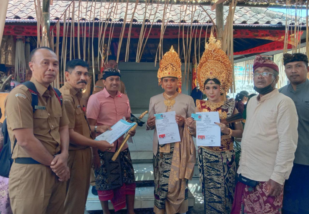 Penyerahan KK (Kartu Keluarga) Baru , Akta Perkawinan dan Kartu Tanda Penduduk (KTP) Baru kepada Mempelai di Banjar Cepaka, Dalung